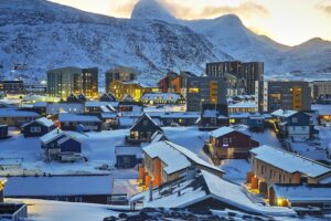 Ein deutscher Komiker versucht, provokant eine US-Flagge in Nuuk zu hissen.