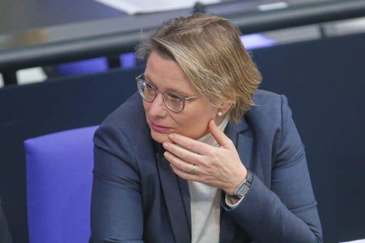 Bild von Stefanie Hubig, Bundesjustizministerin, die über KI-generierte Bilder spricht.