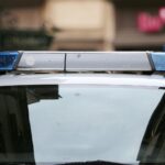 Ein Polizei-Einsatz in einer Straßenbahn; Beamte fixieren einen betrunkenen, randalierenden Mann.