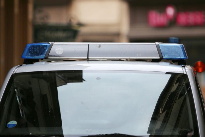 Polizisten sichern den Tatort nach einem Ladendiebstahl in Dresden, betroffenes Geschäft im Hintergrund.