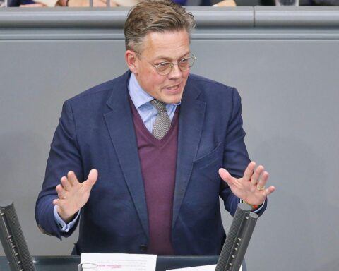 Konstantin von Notz diskutiert Ermittlungen zu linksextremistischen Verbindungen nach Brandanschlag in Berlin.