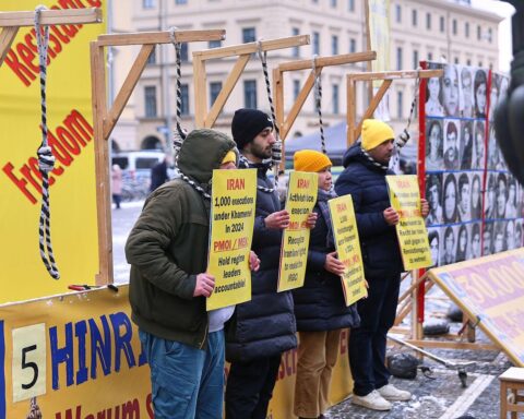 Demonstration gegen Abschiebungen in den Iran, Plakate, Menschen, Protestatmosphäre, bekräftigte Solidarisierung.