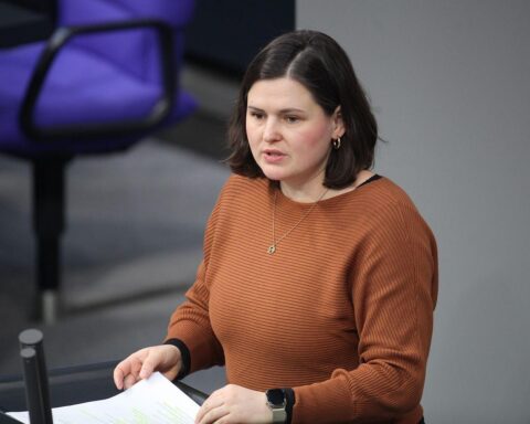 Sara Nanni fordert stärkeren Druck auf das iranische Regime wegen Proteste und Menschenrechtsverletzungen.