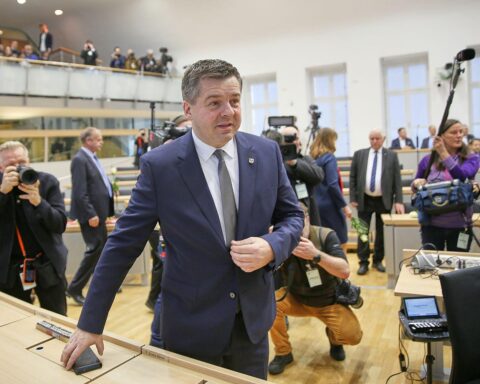 Sven Schulze wird als neuer Ministerpräsident vorgestellt, umringt von politischen Symbolen der Veränderung.