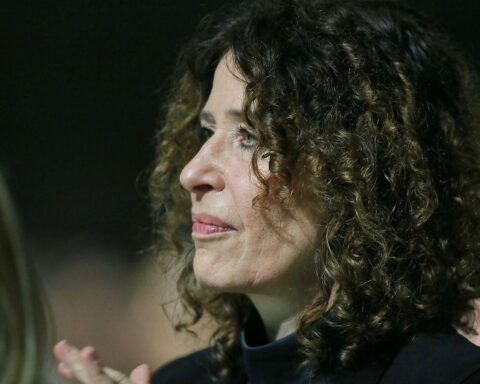 Bettina Jarasch kritisiert Klimapolitik: unzureichende Maßnahmen und Kürzungen im Haushalt.