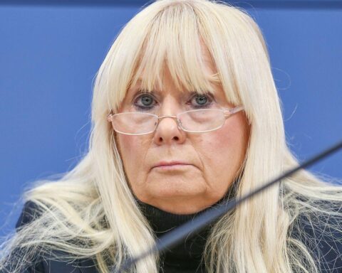 Berliner Sportsenatorin Iris Spranger bei Pressekonferenz zur Olympiakampagne, ignoriert Sportausschussfragen.