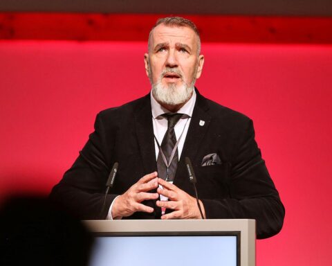 Ein kritischer Blick auf Digitalminister Schütz, symbolisiert durch Protest und digitale Unsicherheit.