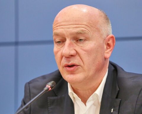 Kai Wegner im Vordergrund, kritische Stimmen der Grünen zur Bewerbung um Expo 2035 im Hintergrund.