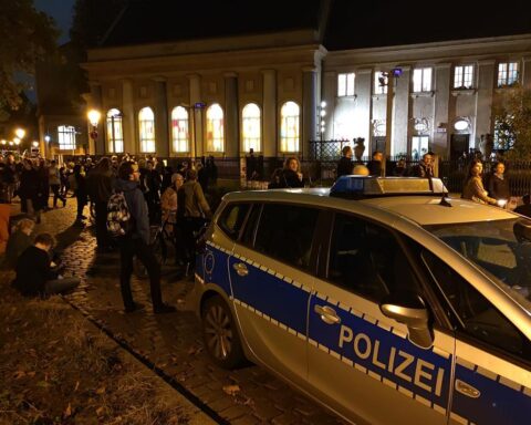 Mahnwache vor Synagoge: Protest gegen Antisemitismus, gesellschaftliche Verantwortung, Unterstützung jüdisches Leben.