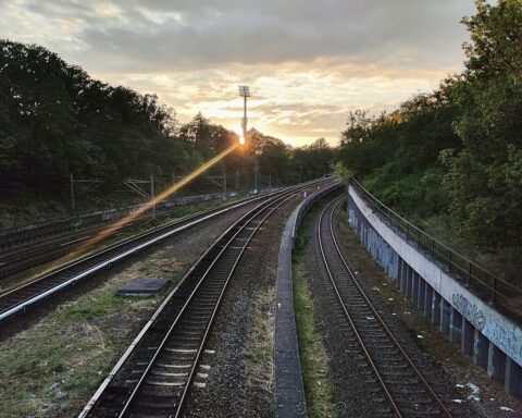 Schienen im Fokus: Kritische Debatte über Streichungen klimafreundlicher Bahnprojekte in Rheinland-Pfalz.