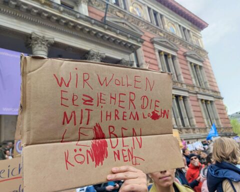 Demonstration von Kita-Beschäftigten für bessere Arbeitsbedingungen und faire Bezahlung in Berlin.