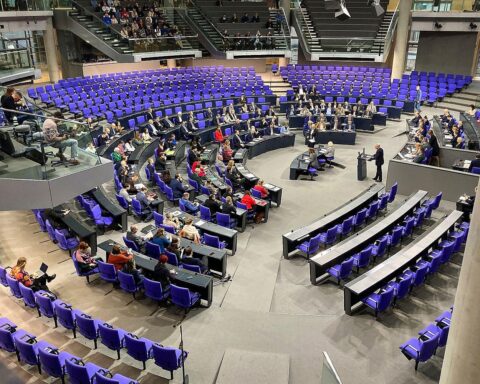 Bundestagssitzung: Abgeordnete diskutieren Gesetzesverschärfung gegen extremistische Mitarbeiter in der Demokratie.