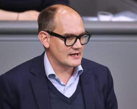 Janosch Dahmen spricht zu politischen Vorwürfen über Ärzte und Patienten in Deutschland.