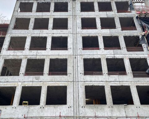 Bürokomplexe in Berlin; Baustelle für neuen Wohnraum; Fokus auf bezahlbares Wohnen.