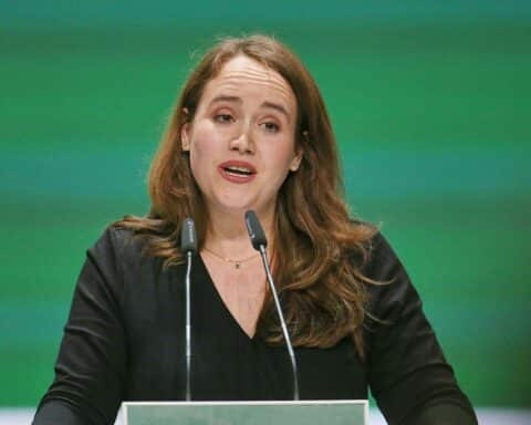 Ricarda Lang diskutiert Arbeitszeitrechte: Forderung nach Vollzeitanspruch und kritisiert CDU-Vorstoß.