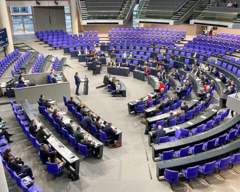Diskussion im Bundestag über geplante Teilzeitrechtsreform der Union, Grüne fordern klare Positionierung.