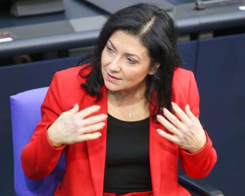 Felix Banaszak kritisiert Katherina Reiche als ineffektive Wirtschaftsministerin in der Bundesregierung.