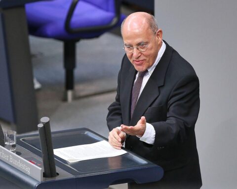 Gregor Gysi präsentiert Reformvorschläge für Justiz und Wahlrecht in Berlin.