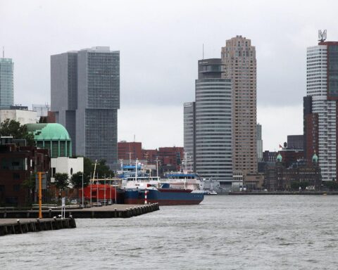 Bild des Rotterdamer Hafens mit Containerschiffen und Hafenkränen, symbolisiert wirtschaftliche Herausforderungen 2025.