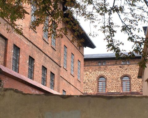 Verhafteter Mann im Gefängnis nach gefährlicher Verfolgungsjagd mit Polizei auf Autobahn.