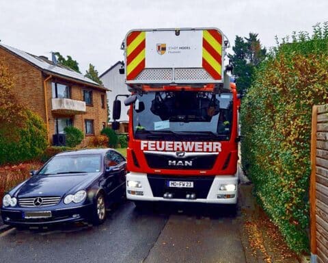 Feuerwehr überprüft Verkehrssituation, Halteverbot für freie Rettungswege in Moers-Repelen geplant.