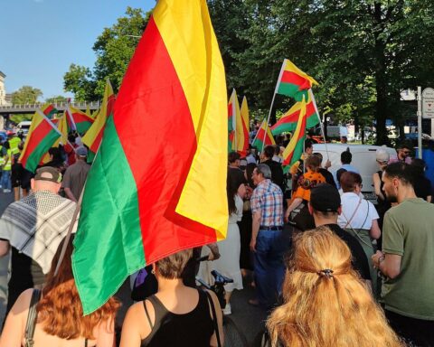 Demonstrierende Menschen mit Fahnen und Transparenten für kurdische Freiheit und Demokratie in Hamburg.