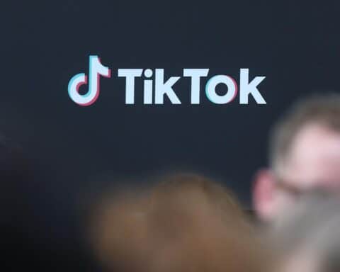 TikTok-Logo mit Hinweis auf Finanzierung regionaler Medien durch große digitale Plattformen.
