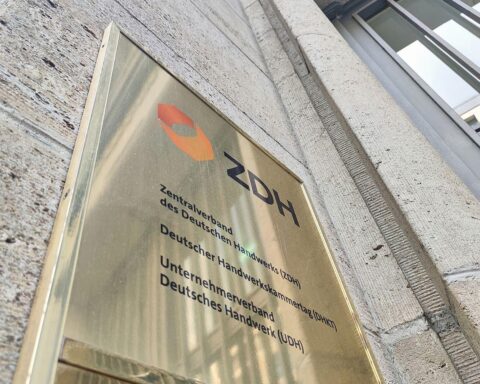 Handwerkspräsident fordert von Bundesregierung sofortige Einkommensteuersenkung zur Unterstützung mittelständischer Betriebe.