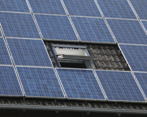 Solarzellen auf einem Dach in Hannover, Teil des neuen Förderprogramms für Photovoltaikanlagen.