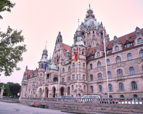 Hannover Rathaus, symbolisiert Umweltengagement und gesunkene Treibhausgas-Emissionen seit 1990.