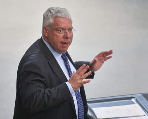 Jürgen Hardt diskutiert Proteste im Iran und fordert Reformen gegen die Revolutionsgarden.