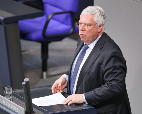 Jürgen Hardt betont Sanktionsdruck gegen Iran und notwendige Maßnahmen gegen Repression in Deutschland.