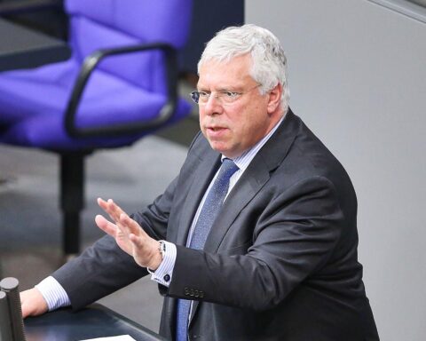 Jürgen Hardt diskutiert diplomatische Taktiken zur Venezuela-Krise und Ukraine-Konflikt.