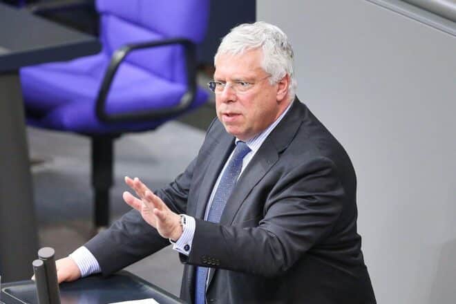 Hardt rechtfertigt Zurückhaltung zu Trump mit Ukraine-Gesprächen