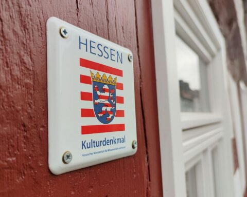 Ein historisches Schloss mit gepflegtem Park und kulturellem Erbe in Hessen.