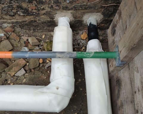 Politiker diskutieren über Gebäudeenergiegesetz, während besorgte Bürger auf Heizungsreformen warten.