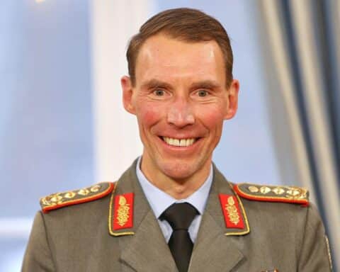 Heeresinspekteur Christian Freuding fordert Frauen zur Bundeswehr auf, betont Toleranzlosigkeit gegenüber Vorwürfen.