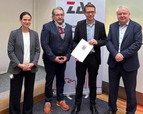 Gruppenfoto der Verantwortlichen, die Phosphor-Rückgewinnungsanlage in Darmstadt unterstützen.