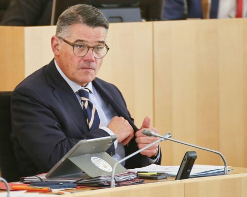 Boris Rhein kritisiert Länderfinanzausgleich: Geberländer belasten, während Nehmerländer Ausgaben erhöhen.