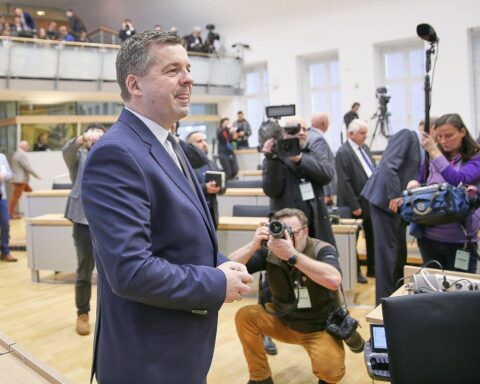 Sven Schulze, neu gewählter Ministerpräsident von Sachsen-Anhalt, lächelt nach seiner Wahl im Landtag.