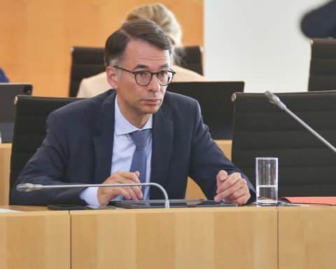 Christian Heinz eröffnet Forum zur KI in der Justiz mit Studierenden zur Anwendungstestung.