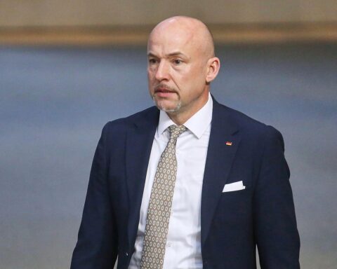 Alexander Hoffmann spricht zu Koalitionskrise, Vertrauensaufbau und Zusammenarbeit im Bundestag.