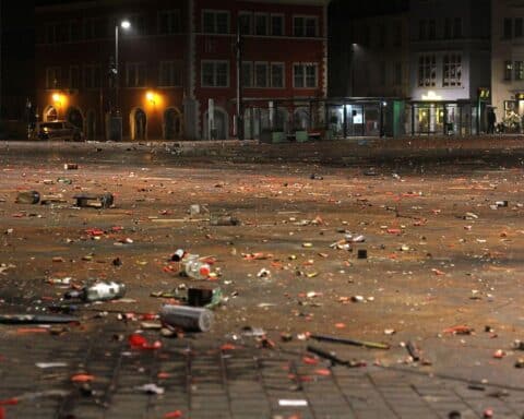 Silvesterfeuerwerk verursacht zahlreiche Brände und Sachschäden, Polizei muss eingreifen.