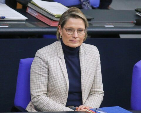 Bundesjustizministerin Stefanie Hubig kündigt Ermittlungen nach Brandanschlag in Berlin an.