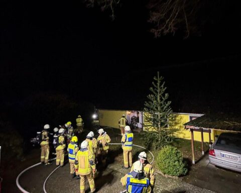 Familienhund rettet Bewohner vor Zimmerbrand in Wardenburg, Feuerwehr im Einsatz.