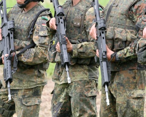 Bundeswehr-Soldaten, Industrie, Sicherheit, Krisenvorbereitung und Zusammenarbeit für Verteidigungsfall im Fokus.
