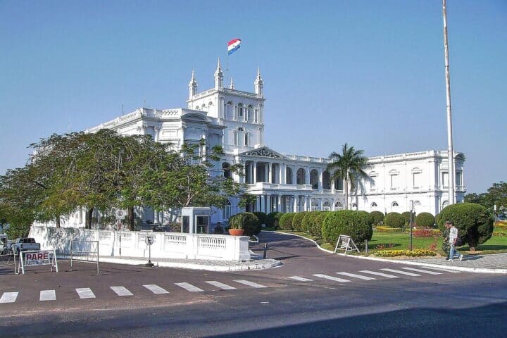Präsidentenpalast in Paraguay, Symbol für wirtschaftliche Reformen und internationale Unterstützung durch den IWF.