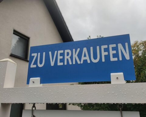 Ein Verkaufsangebot für Immobilien, Preisschilder und eine Stadtansicht von Deutschland.