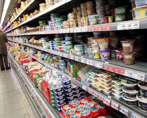 Supermarktregal mit Lebensmitteln: Hinweis auf Preisentwicklung und Inflation in Deutschland.