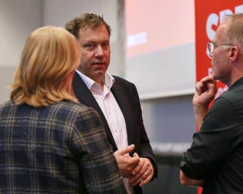 Politiker diskutieren Ergebnisse der Umfrage zur Bundestagswahl in Berlin, 8. Januar 2026.